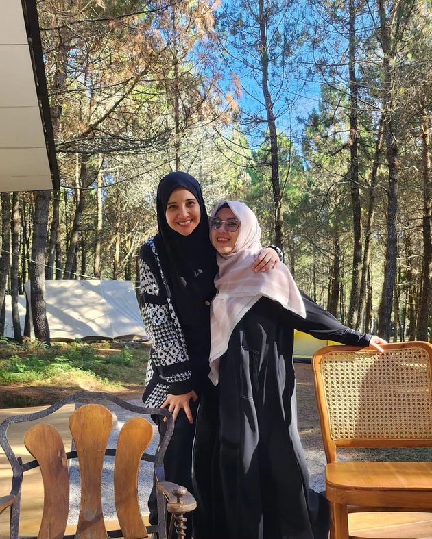 Zaskia Sungkar Vacation Photos with Younger Stepmother, Ukasya is Loved by Grandma