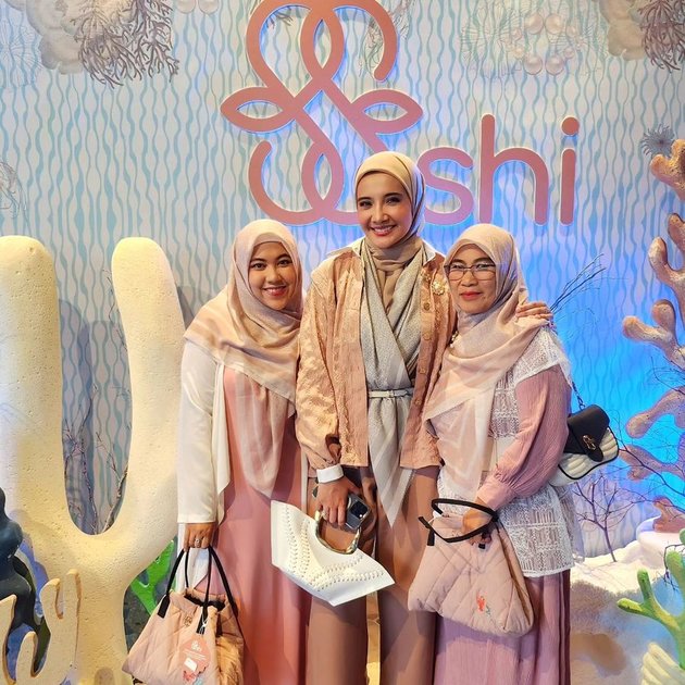 Zaskia Sungkar Vacation Photos with Younger Stepmother, Ukasya is Loved by Grandma