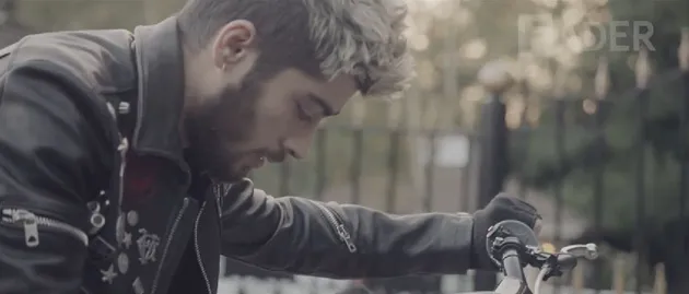 Setelah sering diberitakan sedang mengerjakan project solonya, Zayn Malik akhirnya sedikit membocorkan karya apa yang bakalan ia berikan pasca tak lagi menjadi member One Direction.