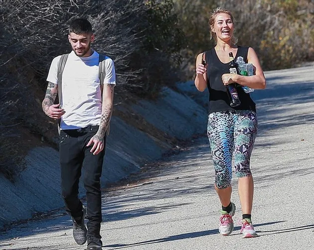 Zayn Malik Happy Bareng Wanita Lain