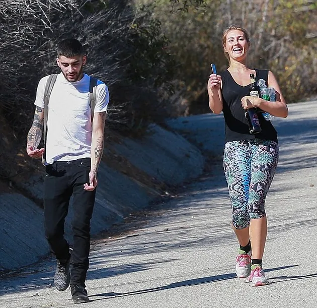 Zayn Malik Happy Bareng Wanita Lain