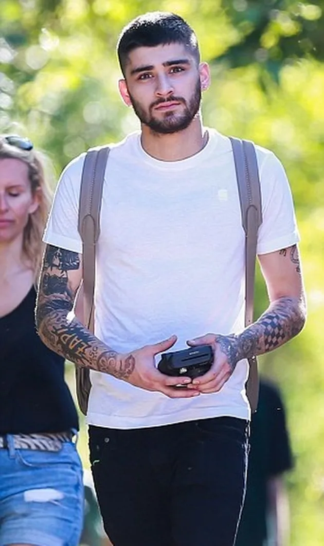 Zayn Malik Happy Bareng Wanita Lain