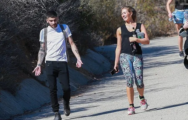 Zayn Malik Happy Bareng Wanita Lain