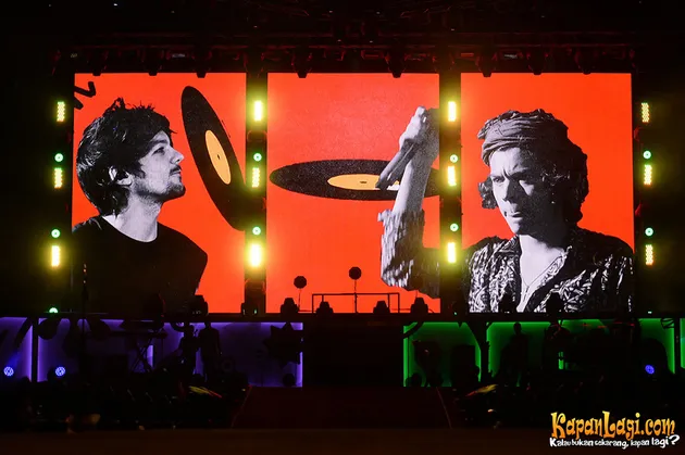 Panggung konser malam itu tampak semakin megah degan adanya layar besar yang sesekali menampilkan slide foto para personel One Direction.