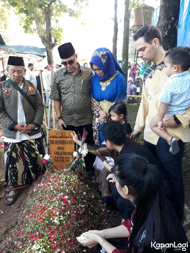 Keluarga Julia Perez