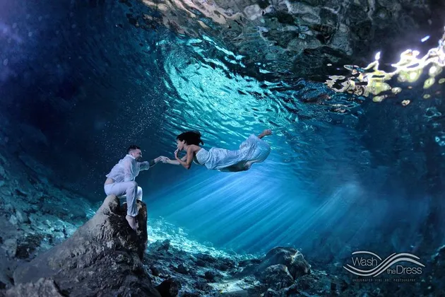 Foto Couple di Bawah Air