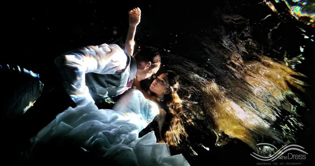 Foto Couple di Bawah Air