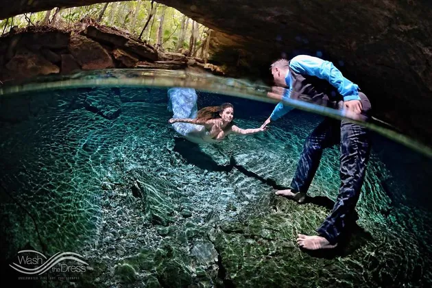 Foto Couple di Bawah Air