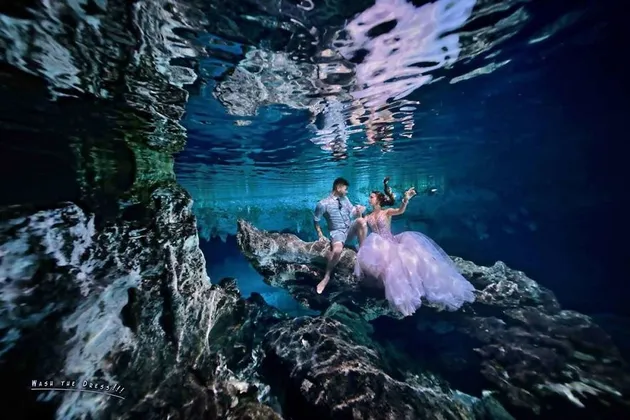 Foto Couple di Bawah Air