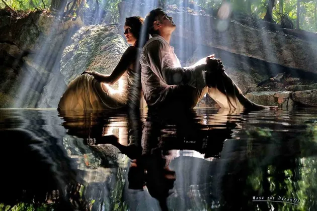 Foto Couple di Bawah Air