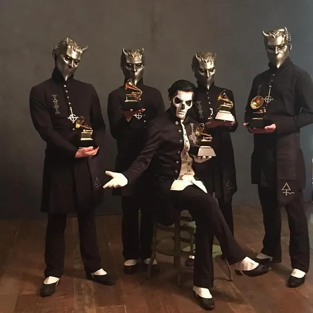 Mungkin kalian masih asing sama pasukan bertopeng asal Swedia ini. Mereka adalah Ghost, pemenang Grammy dalam kategori