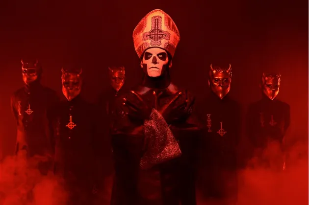 Lima orang di belakang Papa Emeritus III ini terlihat seperti pengikutnya. Mereka biasa disebut Ghouls.