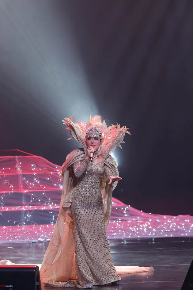 Penampilan Syahrini di atas panggung konser Journey of Syahrini