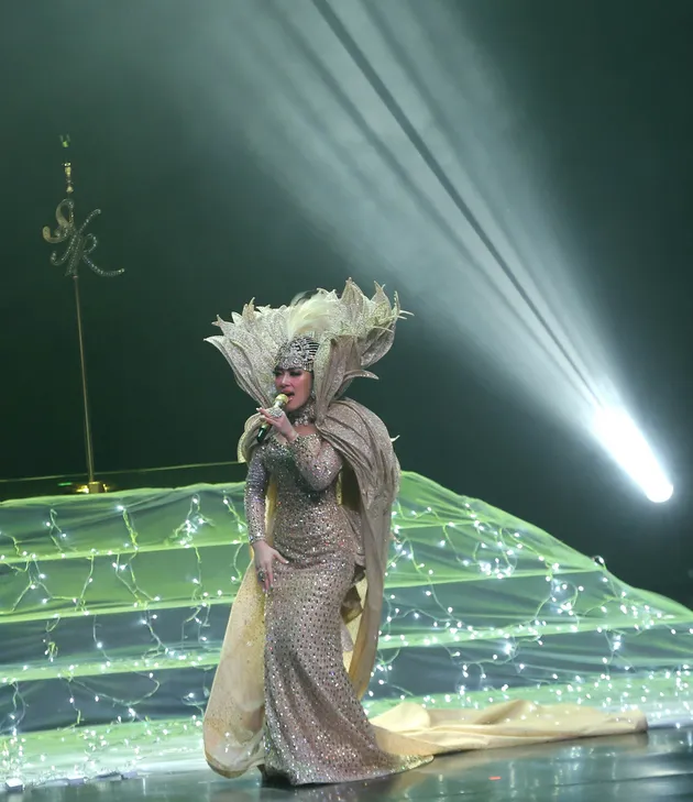 Penampilan Syahrini di atas panggung konser Journey of Syahrini