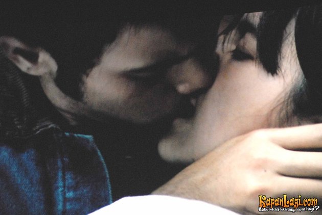 Salah satu adegan yang ada di film TEROWONGAN RUMAH SAKIT, ciuman antara Sarah Safitri dan Rifki Balweel