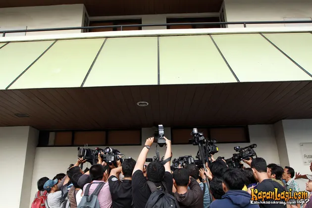 Awak media terus menunggu perkembangan terbaru dari kasus Dul.