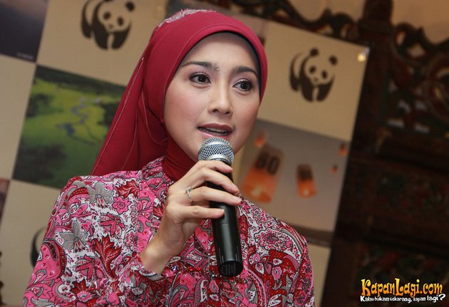 FOTO-FOTO CANTIKNYA DESY RATNASARI DALAM HIJAB MERAH MARUN - KapanLagi.com