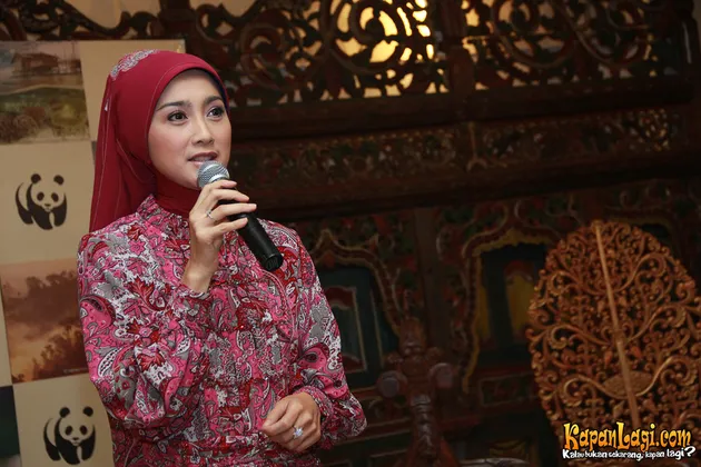 FOTO-FOTO CANTIKNYA DESY RATNASARI DALAM HIJAB MERAH MARUN - KapanLagi.com