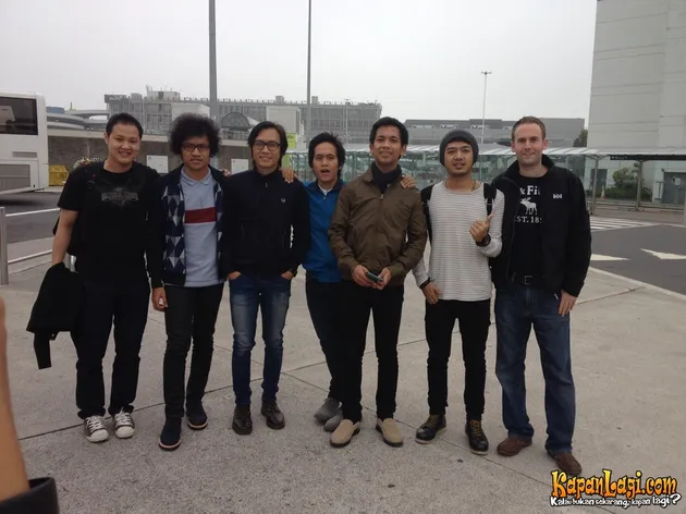 d Masiv tiba di Dublin pukul 12.10 waktu setempat. Mereka ditemani oleh 2 perwakilan dari Guinness, Erwin Uffin (paling kiri) dan Mark Hogan (paling kanan).