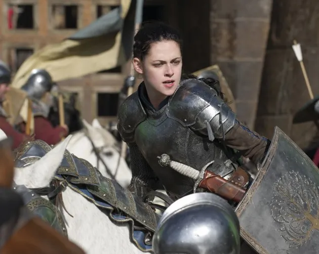 Snow White atau Putri Salju tampil berbeda dalam film SNOW WHITE AND THE HUNTSMAN. Tak ada lagi putri yang lemah lembut. Putri yang ini jelas tahan banting.