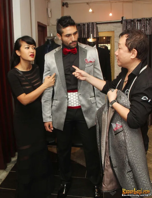 FOTO-FOTO FITTING BAJU GASTON CASTANO DITEMANI JULIA PEREZ 