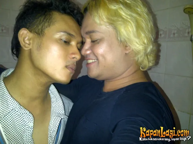 Kemesraan yang mereka tunjukkan memang bukan seperti teman biasa. Tata Liem memang mengakui adanya hubungan khusus di antara mereka, namun Kiki justru menyangkal.