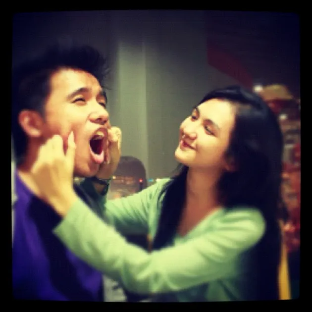 Foto-Foto Pacar Cantik Joshua Suherman - 2 Tahun Momen Romantis
