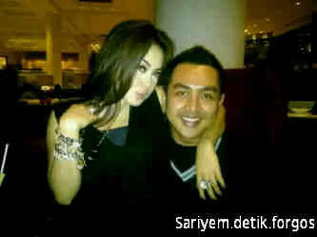 Syahrini Cium Pria Lain