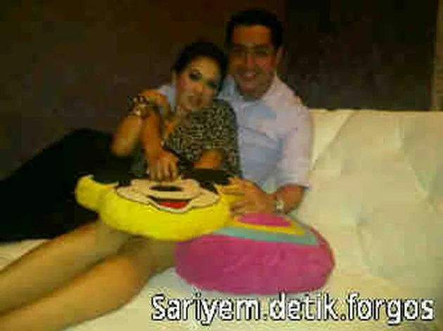 Syahrini Cium Pria Lain