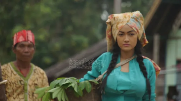Julia Perez berperan sebagai Yulia, anak ketua suku Dayak. Demi perannya ini, Jupe rela melakoni syuting di pedalaman Kalimantan.