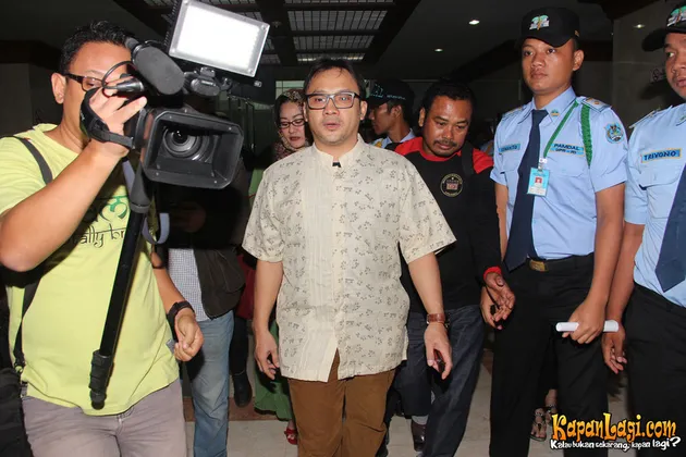 FOTO ADI BING SLAMET ADUKAN EYANG SUBUR KE DPR - KapanLagi.com