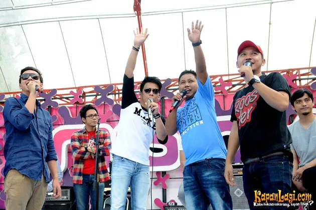 Bersama Narji, Gading Marten dan MC-MC yang lain, Ariel menyapa para pengunjung.