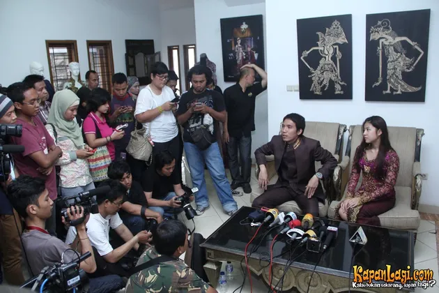 Ditemui saat fitting baju di butik Djoko Sasongko, Desta dan Caca, begitu biasa disapa, menjelaskan ada beberapa prosesi dalam pernikahan mereka.