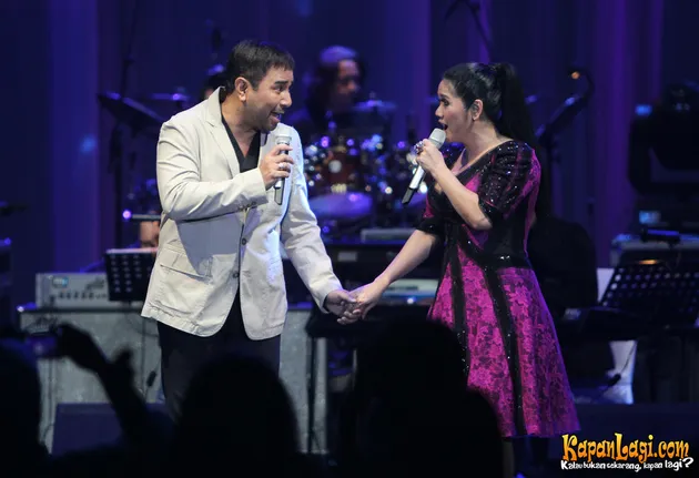 Berbagai lagu nostalgia dibawakan Harvey Malaiholo dan Vina Panduwinata.