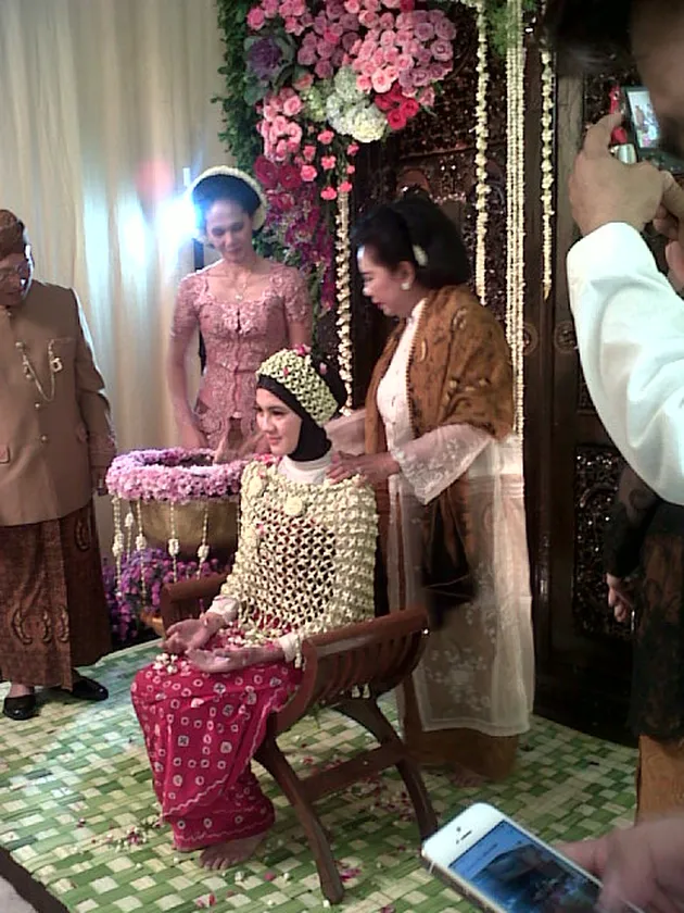Pernikahan Adat Jawa Hijab Tetap Syahdu Meski Syar I Fashionities Com