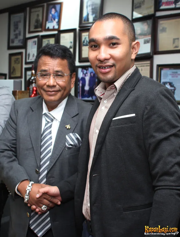 FOTO ENJI BANTAH HAMILI MODEL - JELASKAN SEBAB KERETAKAN 