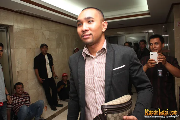 FOTO ENJI BANTAH HAMILI MODEL - JELASKAN SEBAB KERETAKAN RUMAH TANGGA