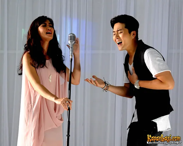 Eru dan Atiqah Hasiholan