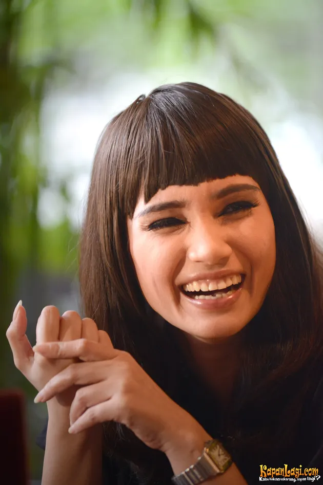FOTO FEBY FEBIOLA UBAH GAYA RAMBUT - PANJANG BERPONI 