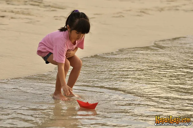 Kisah cinta dalam PERAHU KERTAS siap berlabuh dan menetapkan akhir dalam film paruh kedua ini. Lucu juga ya si Afiqah yang memerankan Kugy kecil.