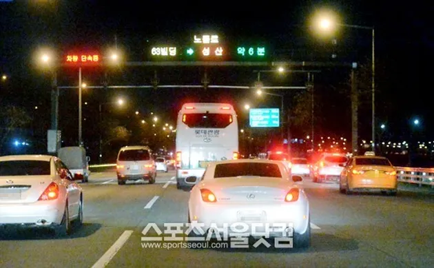 Mobil yang diduga kuat berisi Tony Ahn dan Hyeri Girls Day