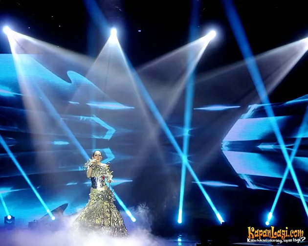 Gaun ini dikenakan Syahrini saat menyanyikan lagu barunya, Cinta Tapi Gengsi, untuk pertama kalinya di atas panggung.