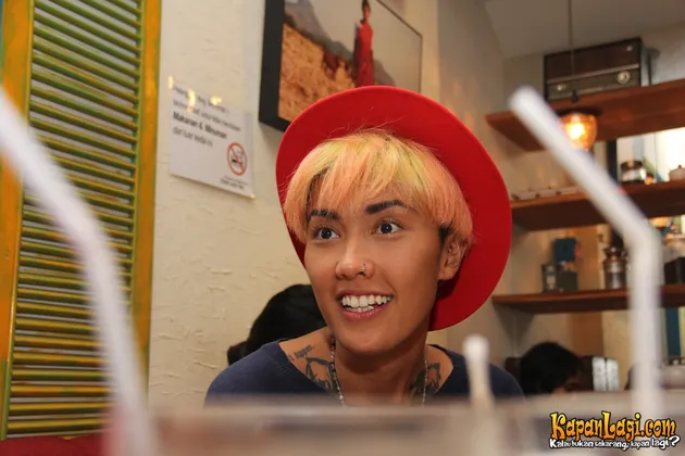 Gaya Foto Unik FOTO GAYA UNIK FAHRANI DENGAN FEDORA MERAH KapanLagi com Gaya Foto Unik FOTO GAYA UNIK FAHRANI DENGAN FEDORA MERAH KapanLagi com