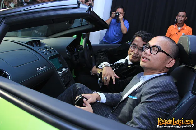 Foto Hotman Paris Hadiahi Anak Lamborghini Rp 7 Miliar