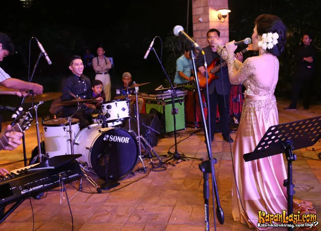 FOTO INDAHNYA PERNIKAHAN MAYA IDOL - SINYO BERTEMA ROCK N 