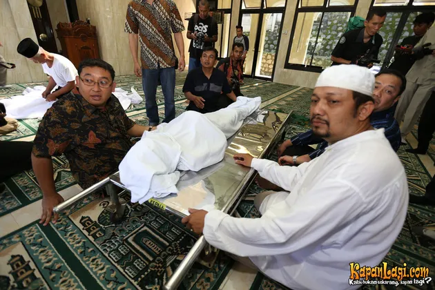  FOTO  ISAK TANGIS SELEBRITI DI SAMPING  JENAZAH IDRIS SARDI 