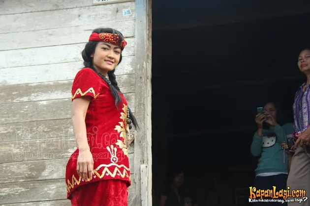 Ada yang menarik dari penampilan Jupe saat berada di Kalimantan untuk syuting film PERAWAN DAYAK.