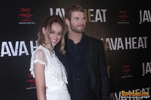 Sharni Vinson, kekasih Kellan Lutz, tampak ramah dan tersenyum.
