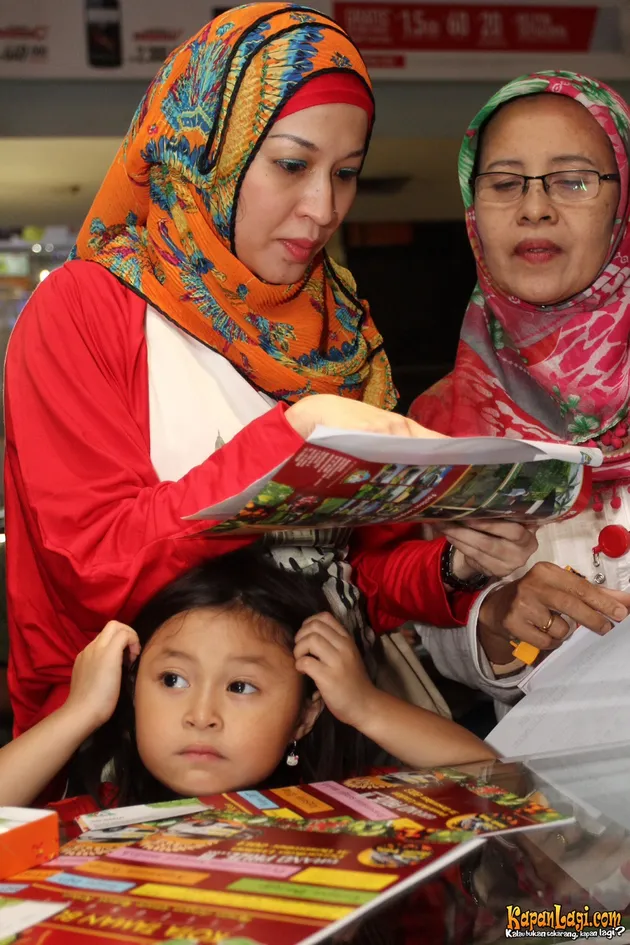 FOTO KEMESRAAN OKIE AGUSTINA DAN SUAMI SAAT BICARA SOAL 