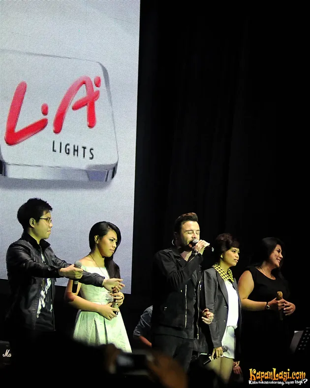 Sambutan luar biasa ditunjukkan para penonton saat Shane Filan eks Westlife berkolaborasi dengan beberapa penyanyi Indonesia.